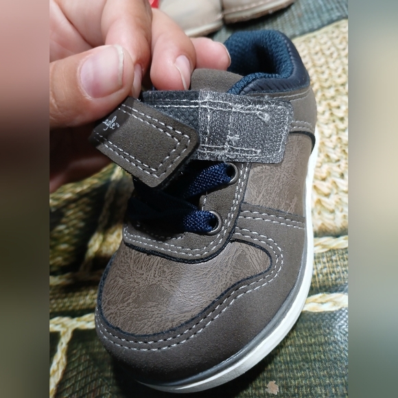 American Eagle Outfitters Kids Brown Sneakers with Navy Laces - Picture 6 of 7